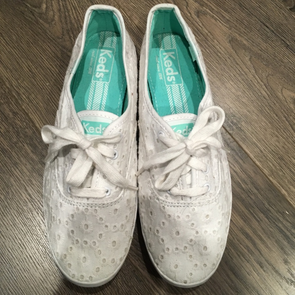 Women's White Eyelet Canvas Sneakers 7.5M